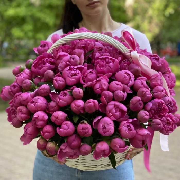 101 малиновый пион Флеминг в корзине